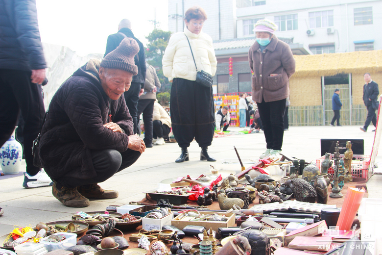 游尽欢，夜未央；盼来年，再重逢