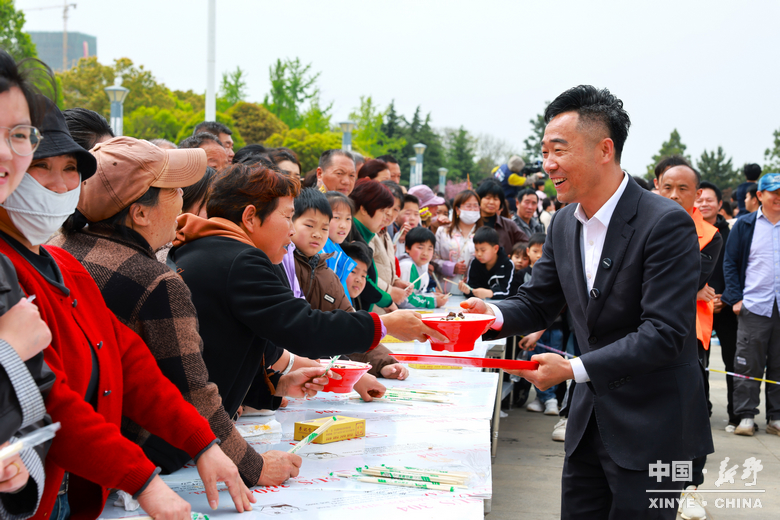 游尽欢，夜未央；盼来年，再重逢