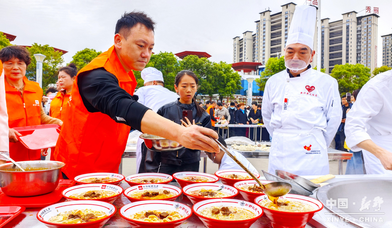 游尽欢，夜未央；盼来年，再重逢