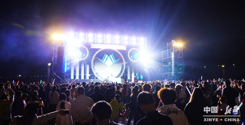 游尽欢，夜未央；盼来年，再重逢