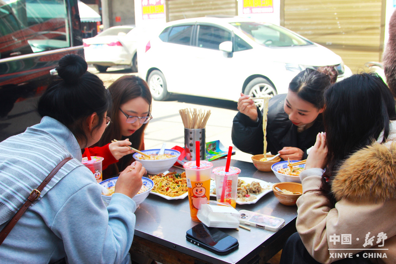游尽欢，夜未央；盼来年，再重逢