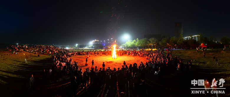 游尽欢，夜未央；盼来年，再重逢