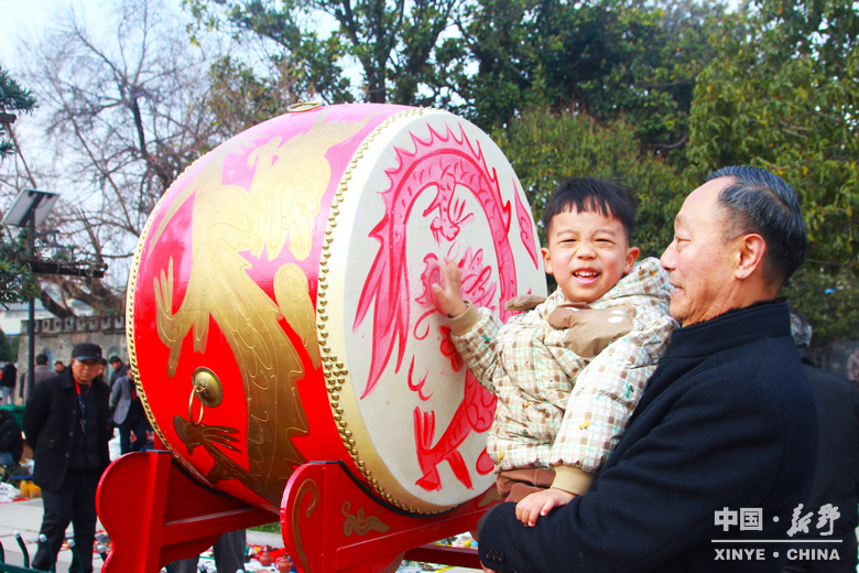 游尽欢，夜未央；盼来年，再重逢