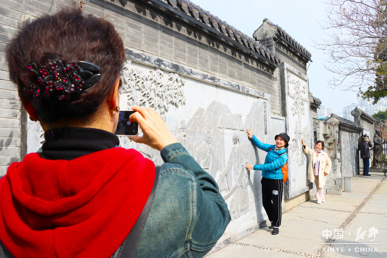 游尽欢，夜未央；盼来年，再重逢