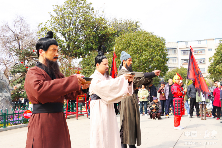 游尽欢，夜未央；盼来年，再重逢