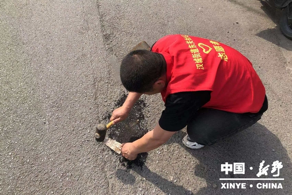 汉城街道：俯身补路 蹲守温情