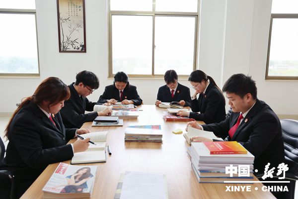 县人民法院举办主题读书会活动