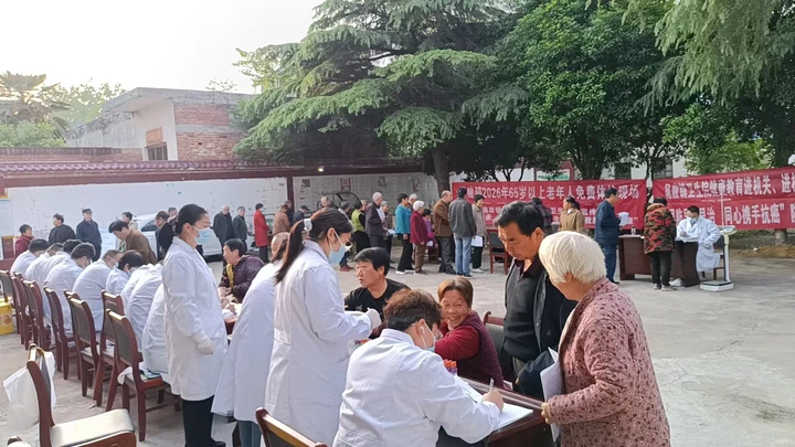 晁陂镇卫生院来街南村免费为老年人体检1.png
