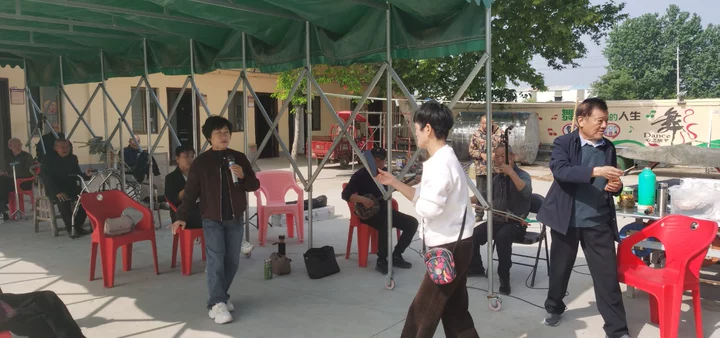 吕营村邀请县剧团演员到敬老院友情演出1.png