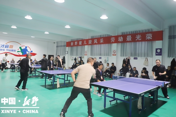 银球飞舞迎“五一” 职工拼搏展风采 银球飞舞迎“五一” 职工拼搏展风采