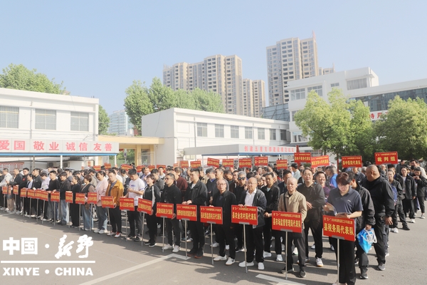 银球飞舞迎“五一” 职工拼搏展风采 银球飞舞迎“五一” 职工拼搏展风采