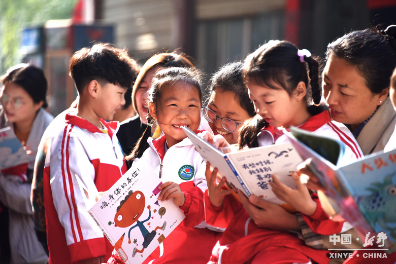 四月，在新野读一本书