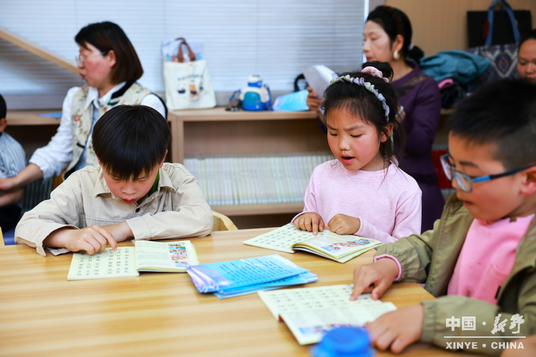 四月，在新野读一本书