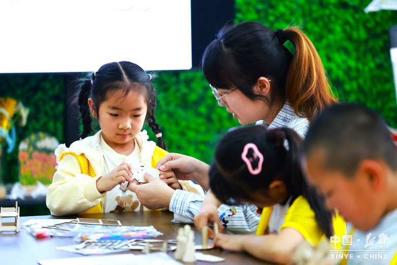 四月，在新野读一本书