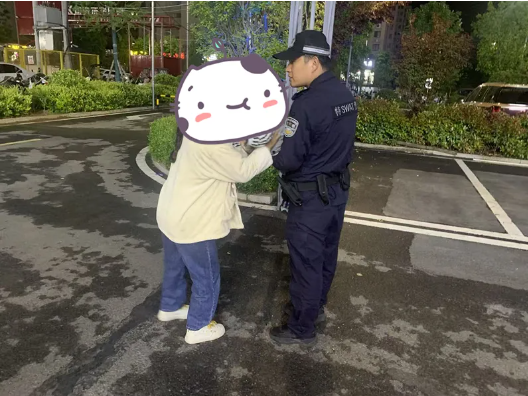 萌娃广场走失  特警暖心找回