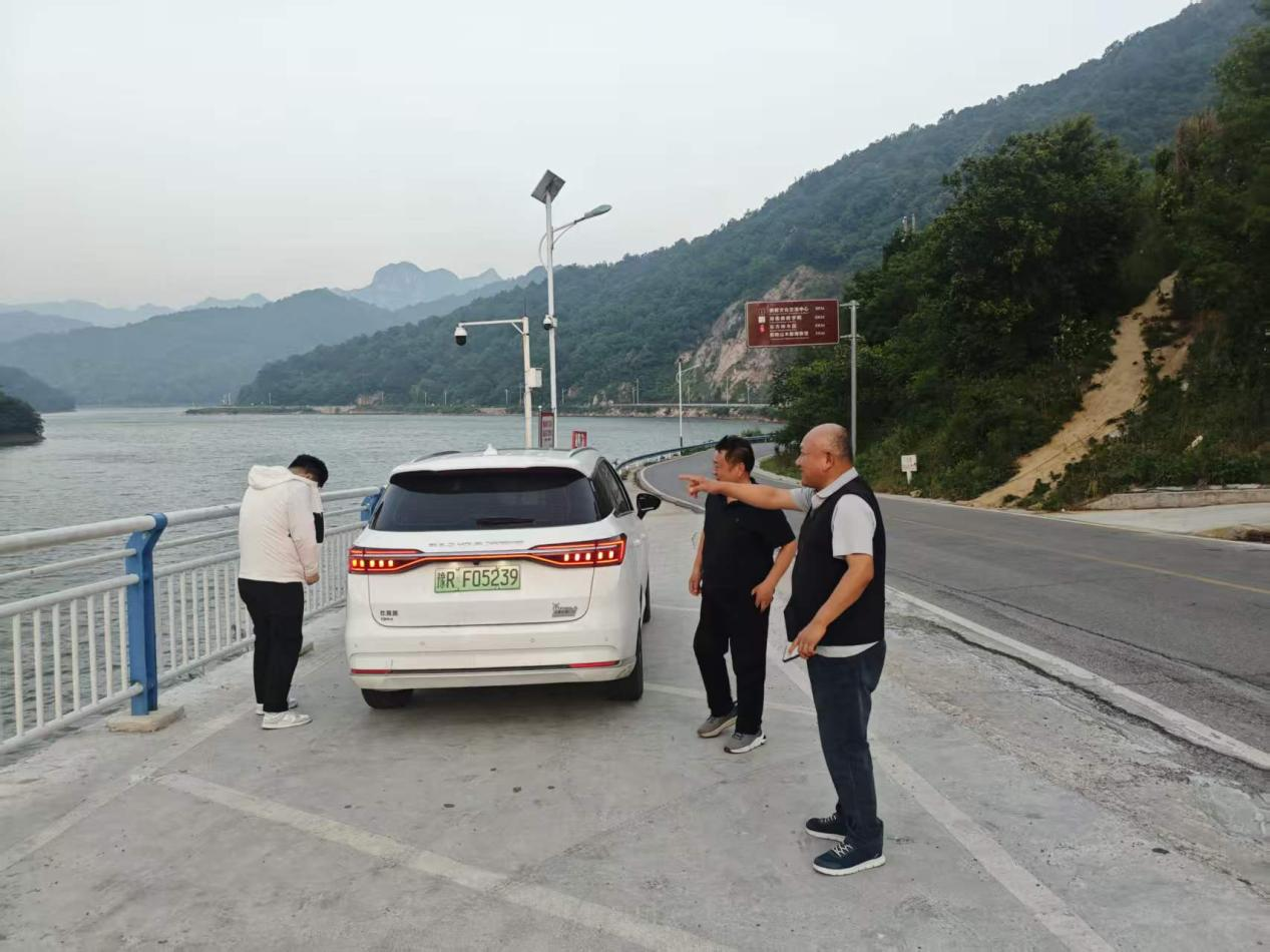 桐柏县龙潭河景区联合城管执法大队开展水源地早泳、垂钓专项整治行动