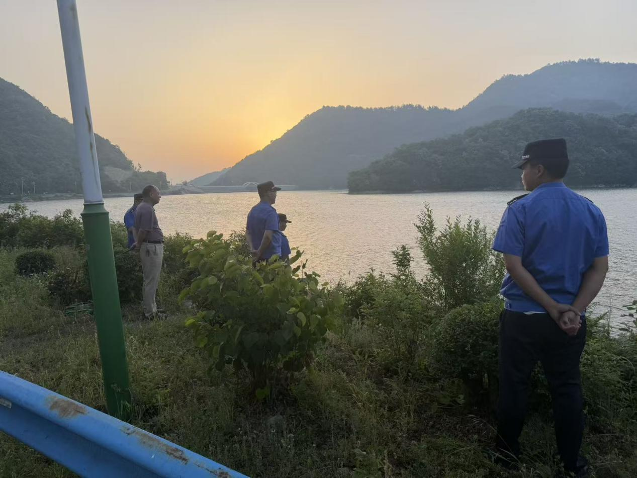 桐柏县龙潭河景区联合城管执法大队开展水源地早泳、垂钓专项整治行动