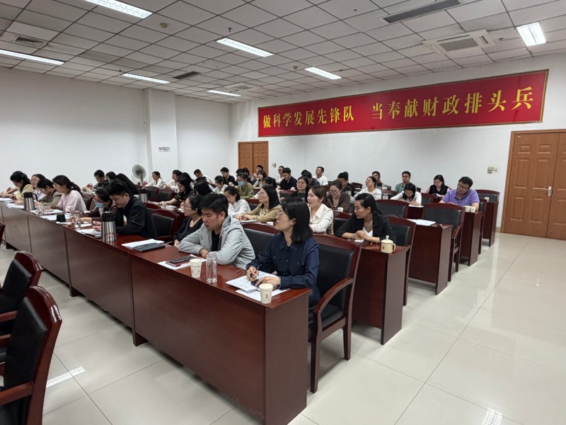 南阳市财政局召开青年干部座谈会
