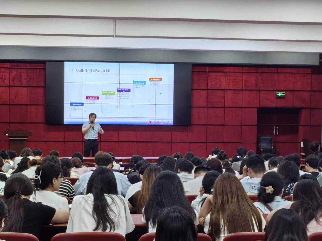 “百日服务进校园”首讲告捷:专家支招破解就业难题,助力医专学子“先就业再择业” “百日服务进校园”首讲告捷:专家支招破解就业难题,助力医专学子“先就业再择业”