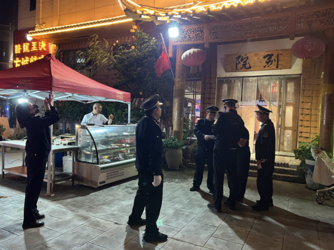 方城县：烧烤摊也要有“文明味”