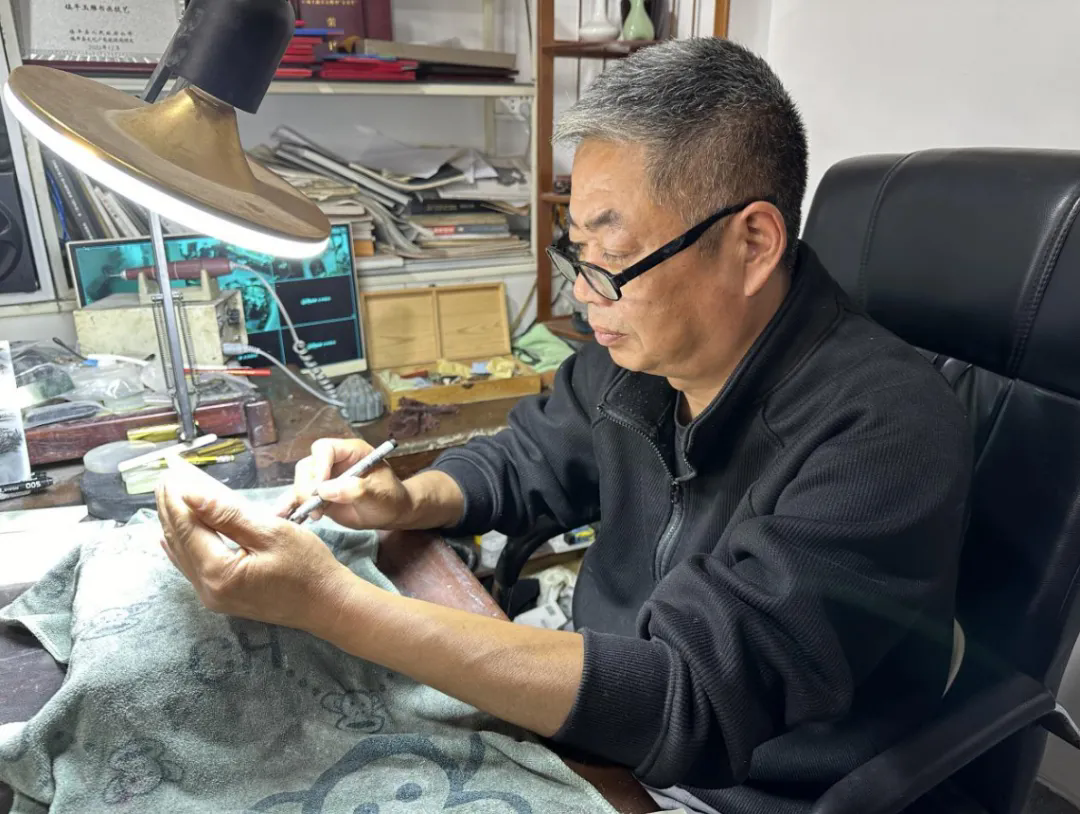 镇平聚好“料” 转型促发展——从“玉料集散”到“创意消费”的跃迁之路 镇平聚好“料” 转型促发展——从“玉料集散”到“创意消费”的跃迁之路