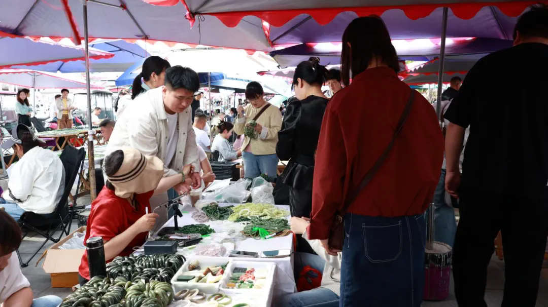 镇平聚好“料” 转型促发展——从“玉料集散”到“创意消费”的跃迁之路 镇平聚好“料” 转型促发展——从“玉料集散”到“创意消费”的跃迁之路