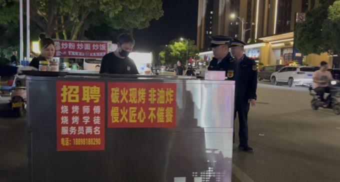 方城县：烧烤摊也要有“文明味”