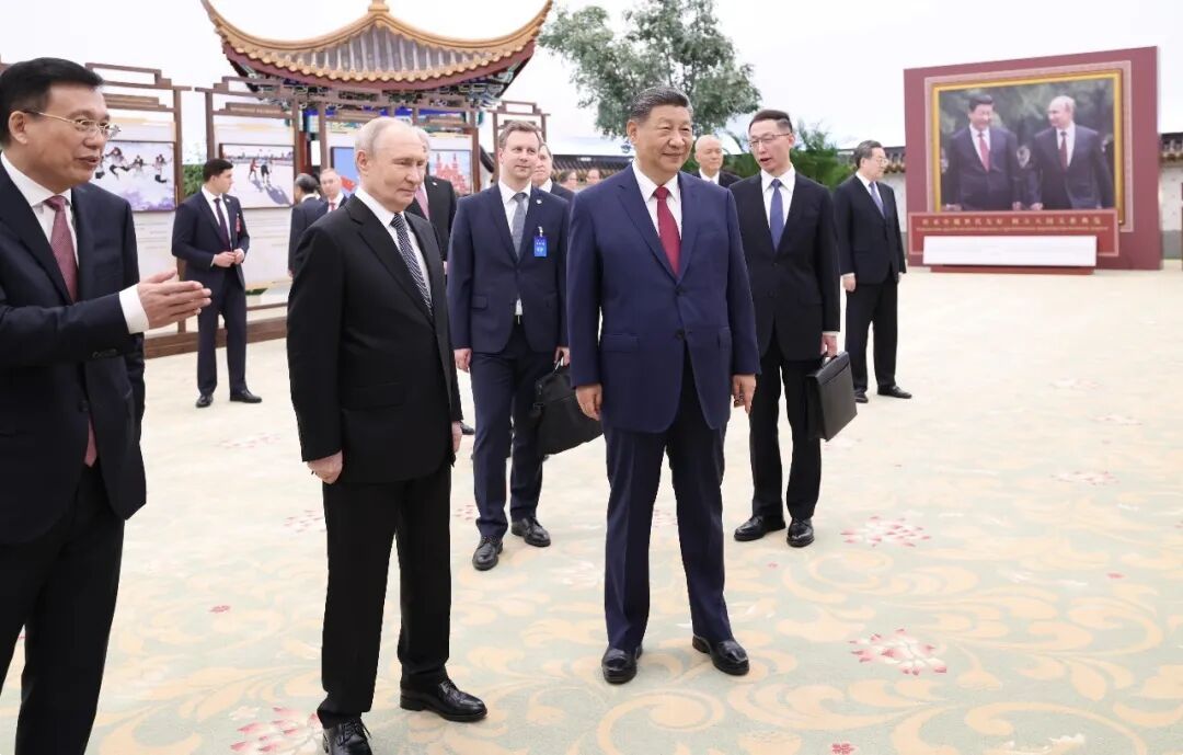 习近平同普京共同参观“传承中俄世代友好 树立大国关系典范”图片展
