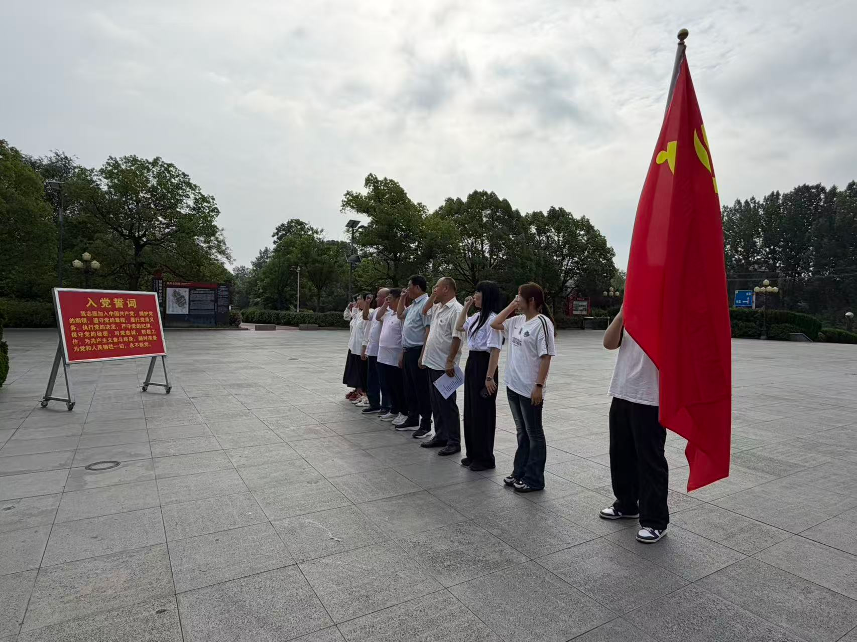 传承桐柏红色基因 践行党员初心使命 —龙潭河景区开展党员干部红色研学活动