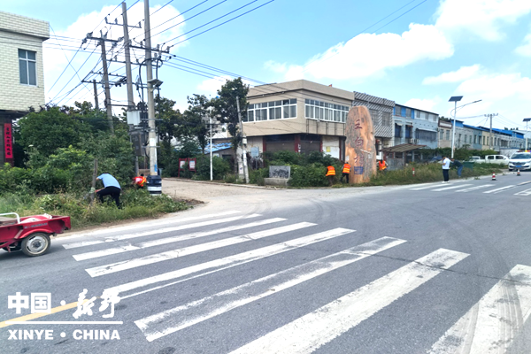 县农村公路建设养护中心:清理平交道口障碍物 消除行车视距盲区 县农村公路建设养护中心:清理平交道口障碍物 消除行车视距盲区