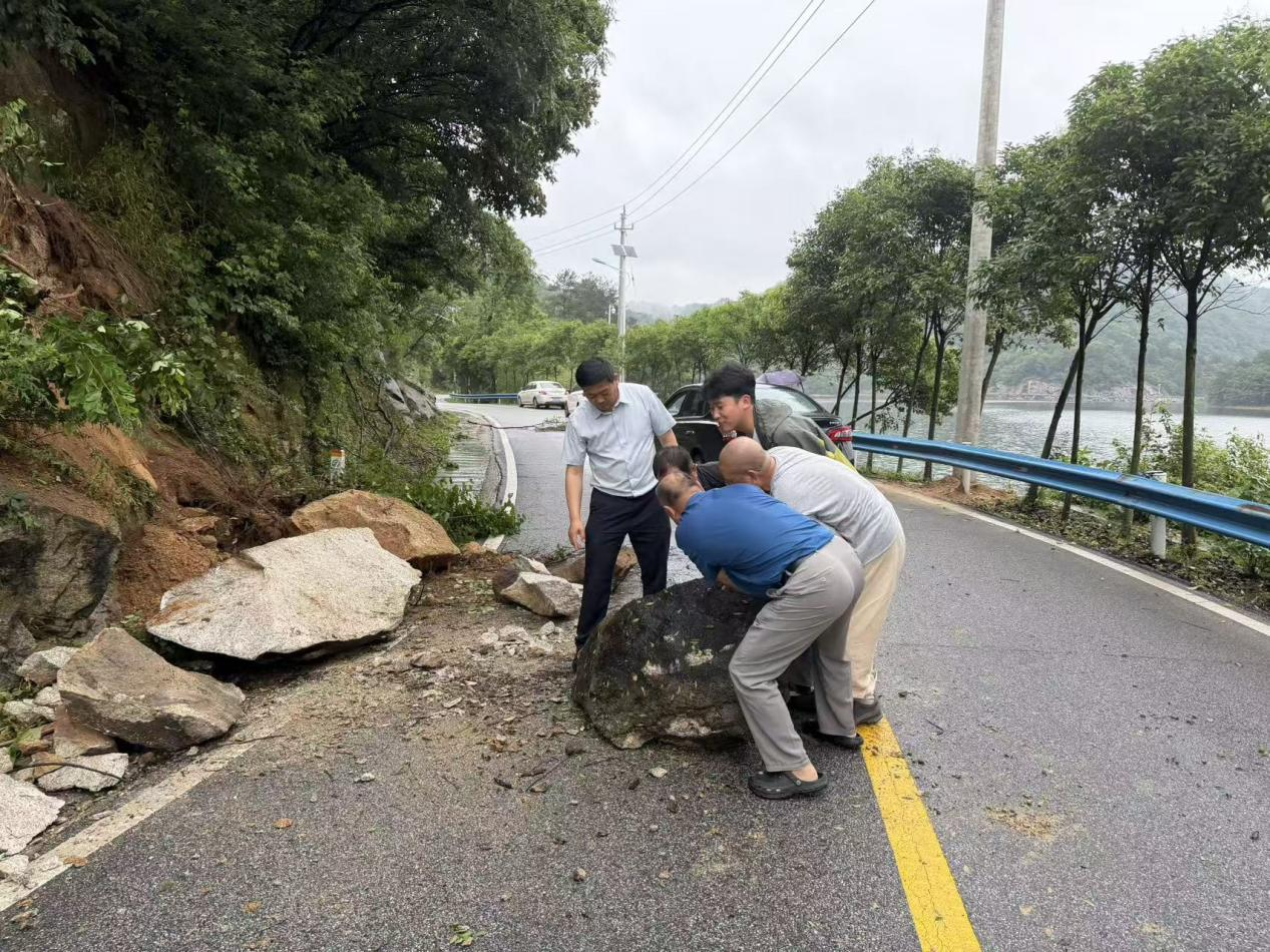 闻“汛”而动 向险而行 ——龙潭河景区紧急处置山体落石保畅通