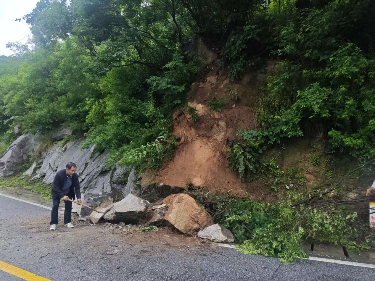 闻“汛”而动 向险而行 ——龙潭河景区紧急处置山体落石保畅通