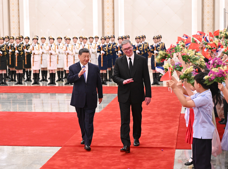 习近平同塞尔维亚总统武契奇会谈