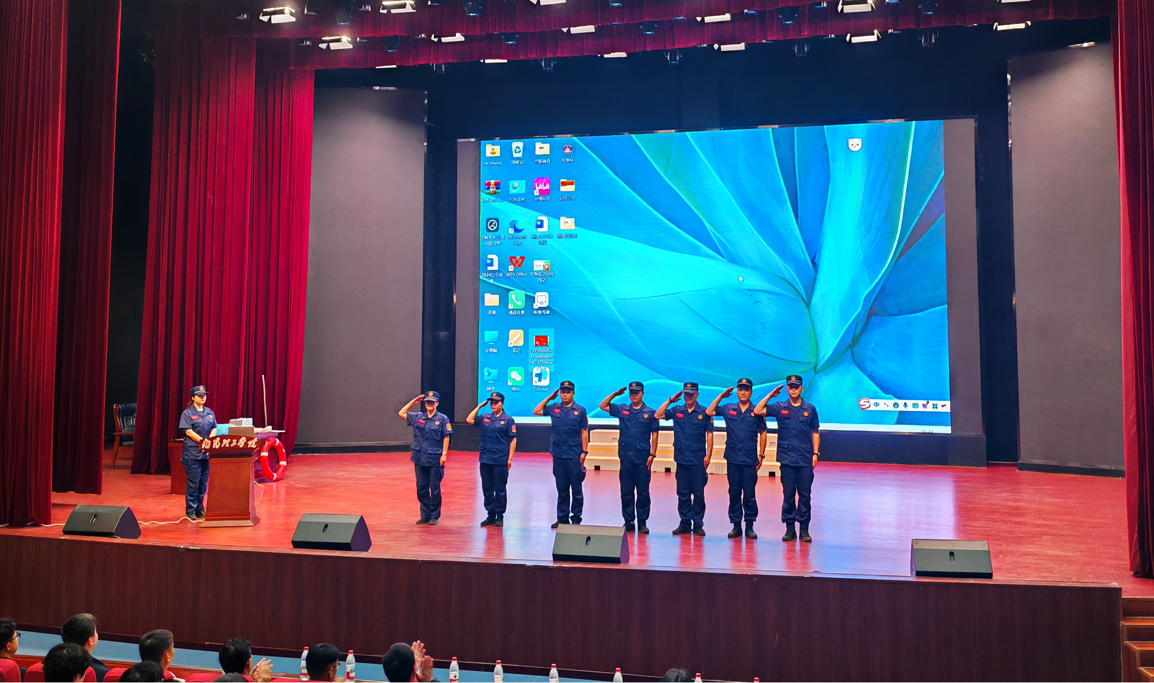 应急技能进校园 安全守护在身边 ——南阳市综合应急救援队走进南阳理工学院 开展应急知识宣讲活动 应急技能进校园 安全守护在身边 ——南阳市综合应急救援队走进南阳理工学院 开展应急知识宣讲活动
