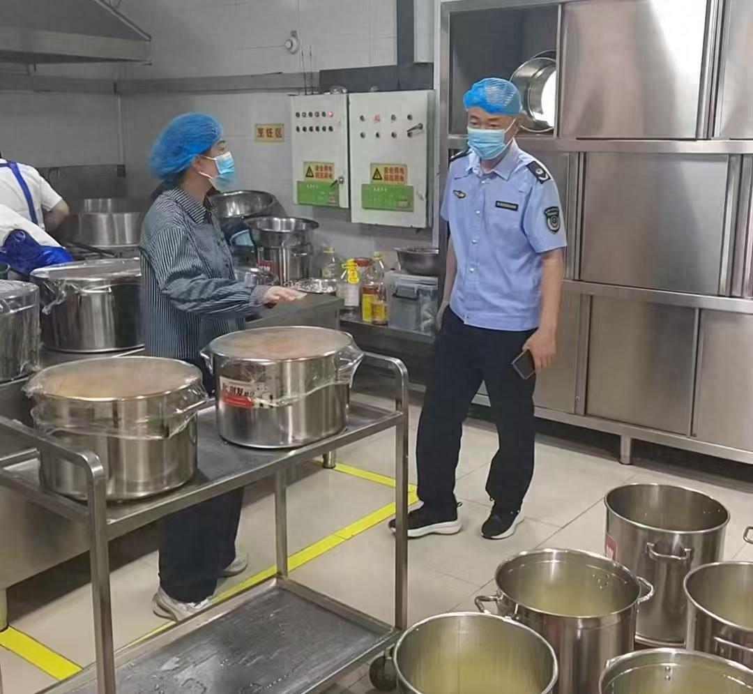 卧龙区靳岗街道：开展校园食堂食品安全专项检查 筑牢师生“舌尖安全”防线