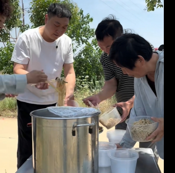 邓州市张楼乡：爱心送餐助麦收 浓浓乡情暖田间