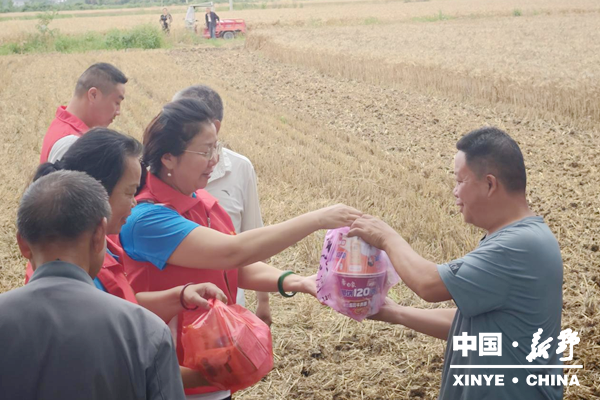 五星镇：爱心行动送温暖，情系农机助丰收