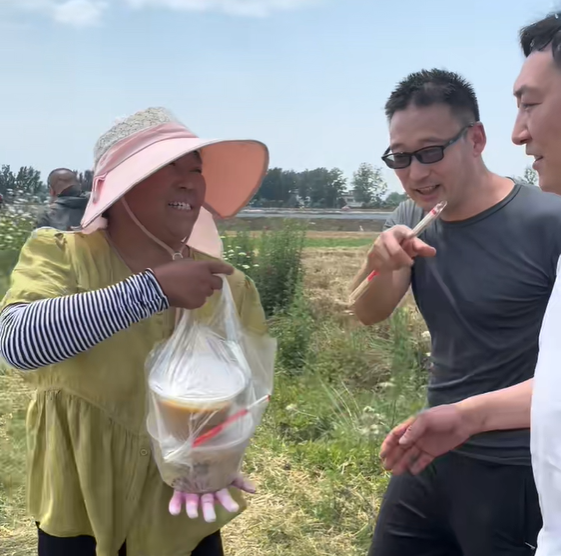 邓州市张楼乡:爱心送餐助麦收 浓浓乡情暖田间 邓州市张楼乡:爱心送餐助麦收 浓浓乡情暖田间
