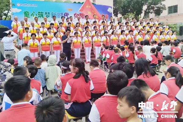 银发映初心 红歌润童心——县老干部大学合唱团走进汉城小学共庆六一