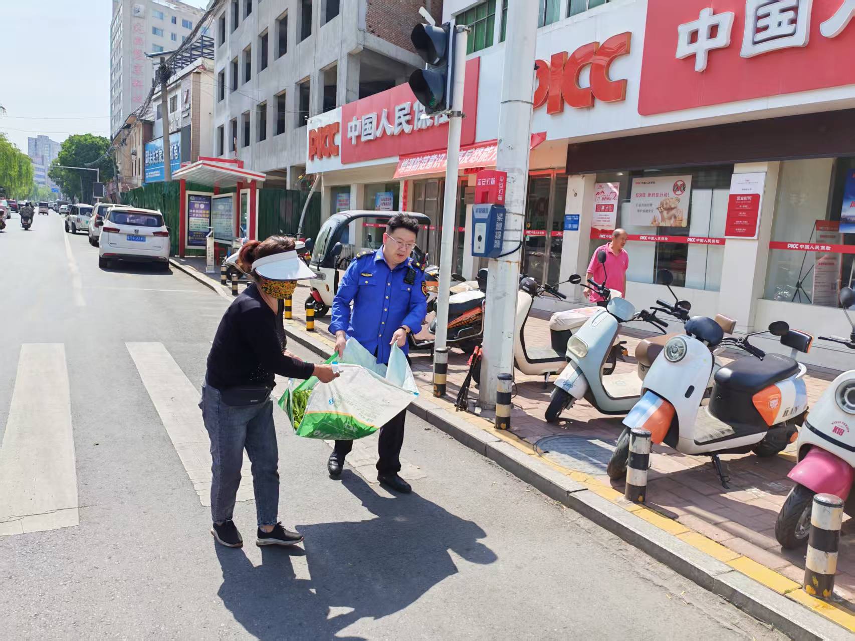 西峡县城管局:双向理解暖人心 柔性执法显担当 西峡县城管局:双向理解暖人心 柔性执法显担当