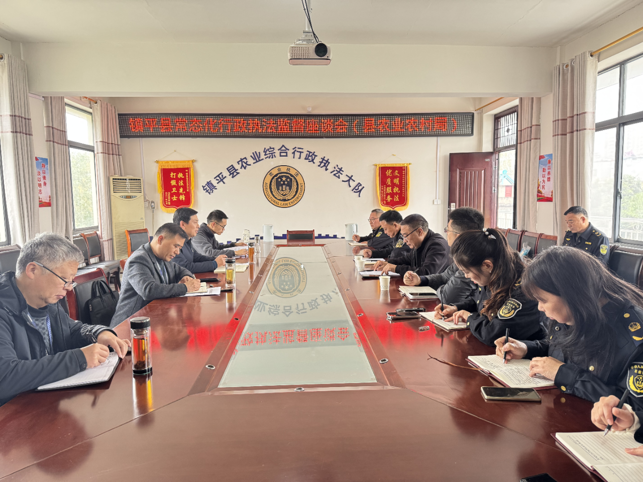 学法懂法深领悟  知法用法强监督