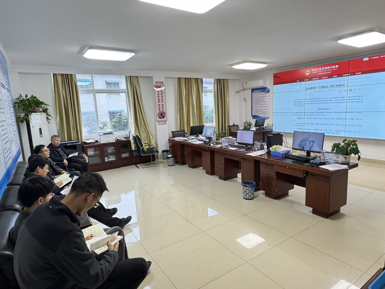 学法懂法深领悟  知法用法强监督