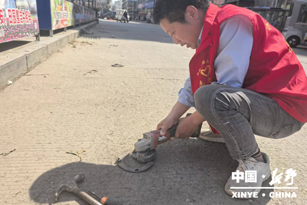 汉城街道:清除地钉除隐患 守护出行保平安 汉城街道:清除地钉除隐患 守护出行保平安