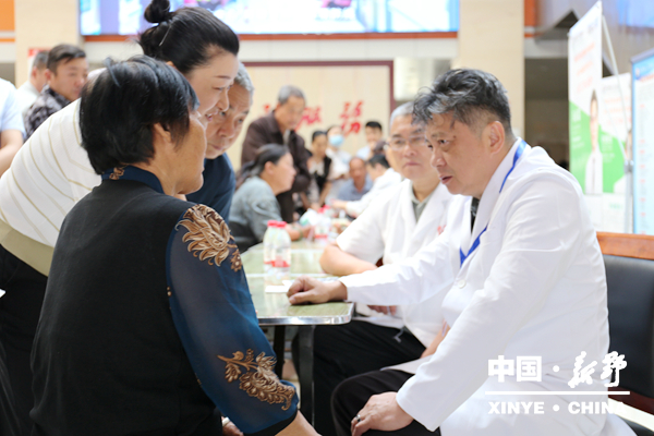 中国老年医学学会医养结合促进委员会“银发健康,薪火相传”——老年健康大讲堂系列党建+科普义诊活动 走进河南新野 中国老年医学学会医养结合促进委员会“银发健康,薪火相传”——老年健康大讲堂系列党建+科普义诊活动 走进河南新野