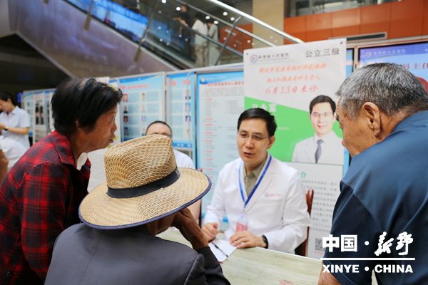 中国老年医学学会医养结合促进委员会“银发健康,薪火相传”——老年健康大讲堂系列党建+科普义诊活动 走进河南新野 中国老年医学学会医养结合促进委员会“银发健康,薪火相传”——老年健康大讲堂系列党建+科普义诊活动 走进河南新野