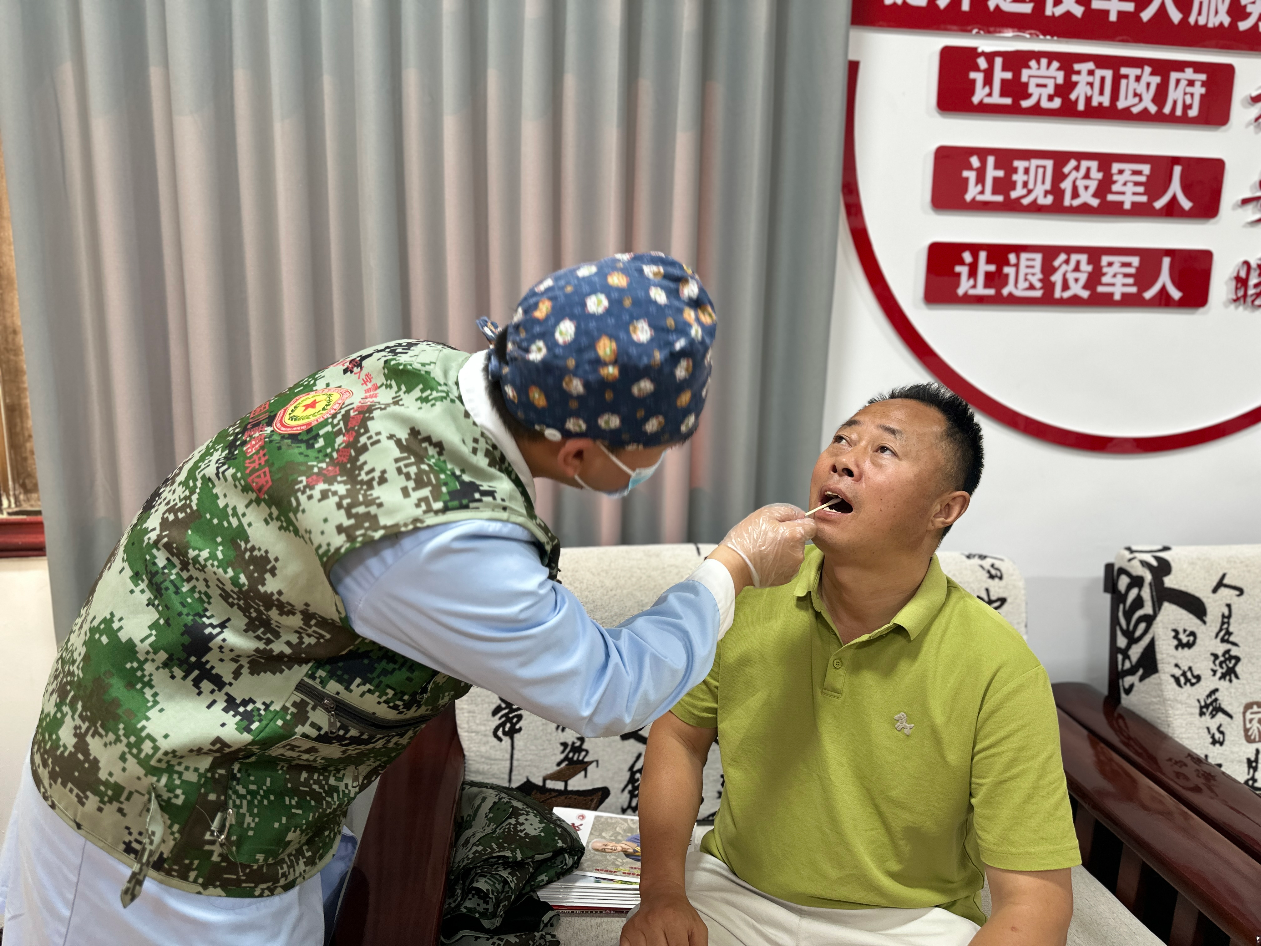 河南唐河：拥军义诊送健康 情暖军休老干部
