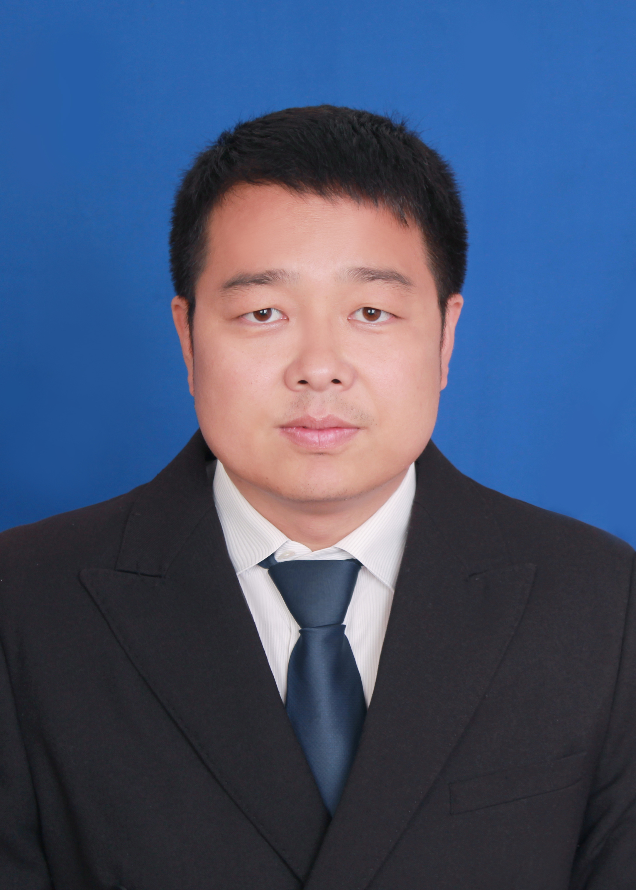 杨 阳
