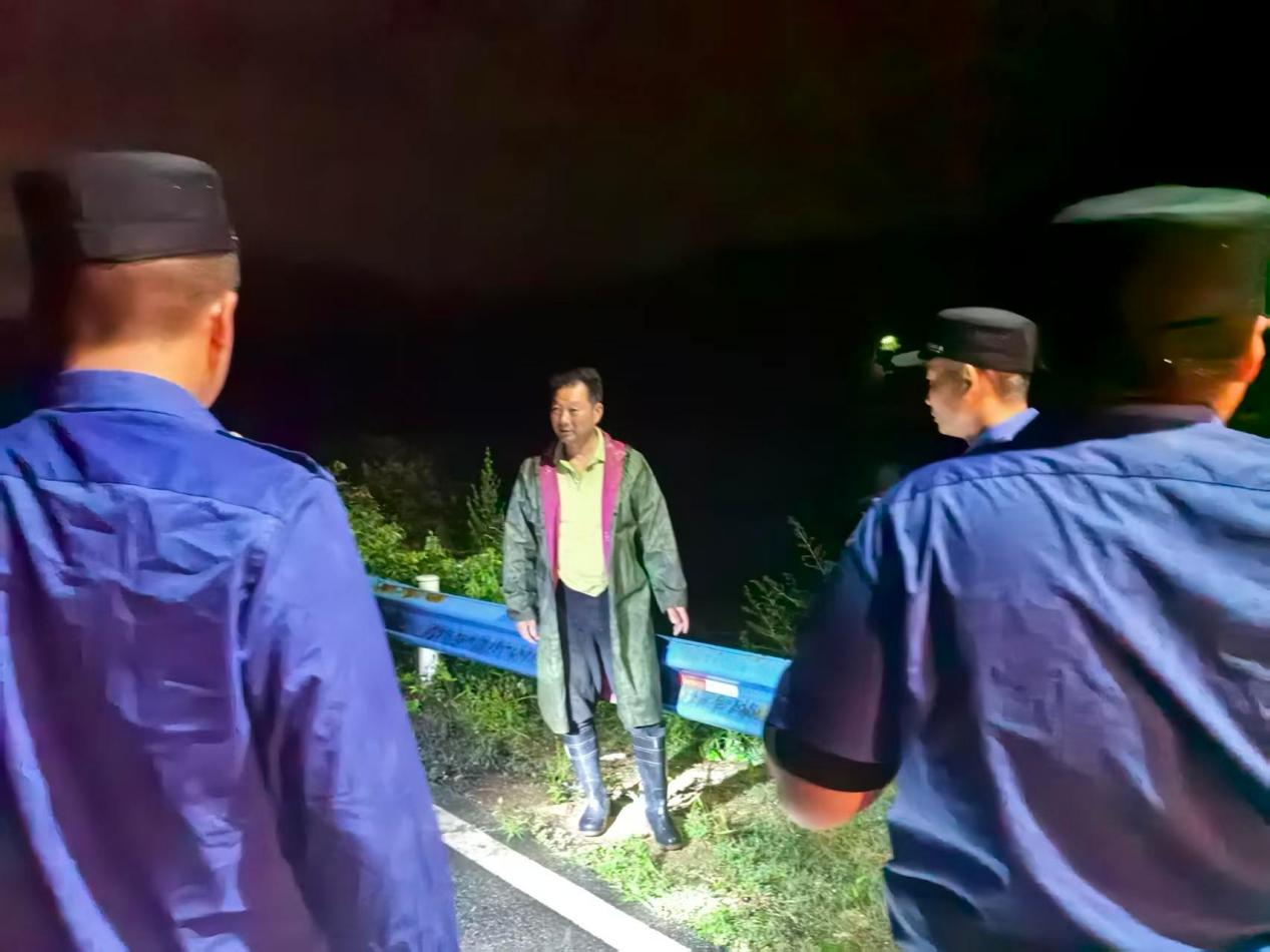 雨夜护碧水 联动守青山 桐柏县龙潭河景区多部门联合开展水源地生态环境专项整治行动