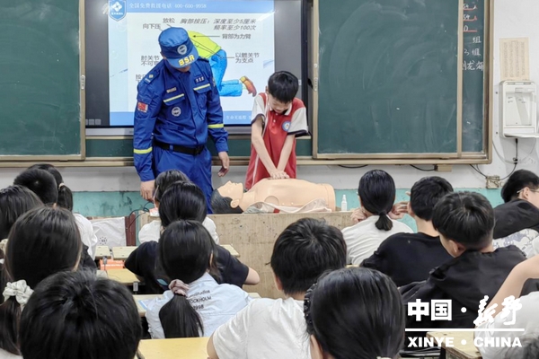 县蓝天救援队公益课程进校园