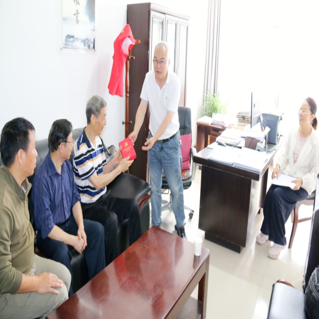 峥嵘五十载&nbsp;薪火永相传——市农业生态与资源保护中心党支部为“光荣在党50年”老党员颁发纪念章